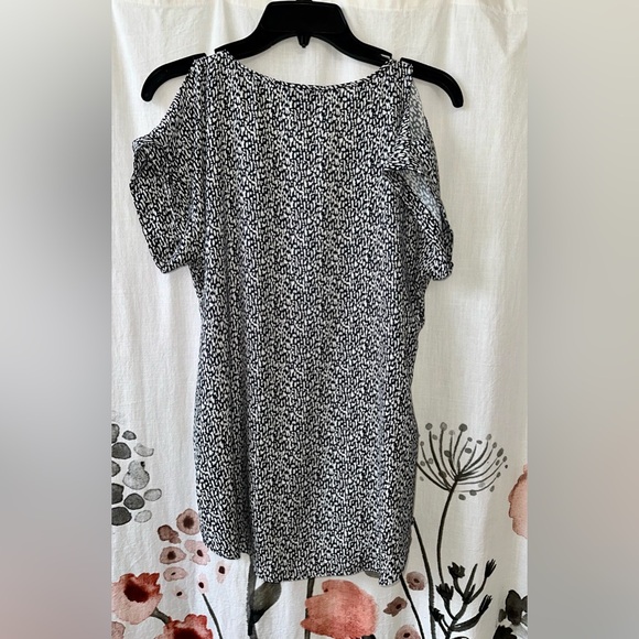 Express Women's Cut-Out Shoulder V-Neck White and  Black Color Blouse Size: M - Picture 2 of 6